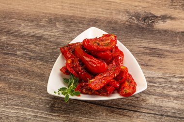 Zeytinyağlı, güneşte kurutulmuş domates, otlar ve baharatlar.