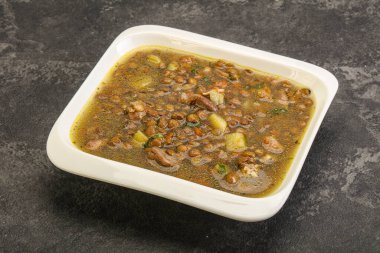 Geleneksel tavuk ve sebzeli mercimek çorbası.