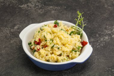 Vejetaryen yemeği - sebzeli kuskus ve maydanoz.