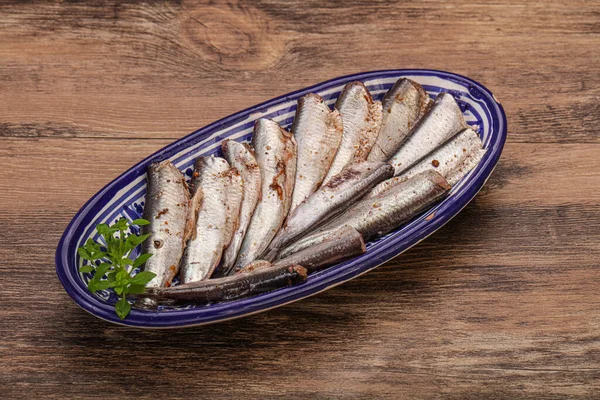 八角鱼小吃在碗里盛罗勒叶 — 图库照片