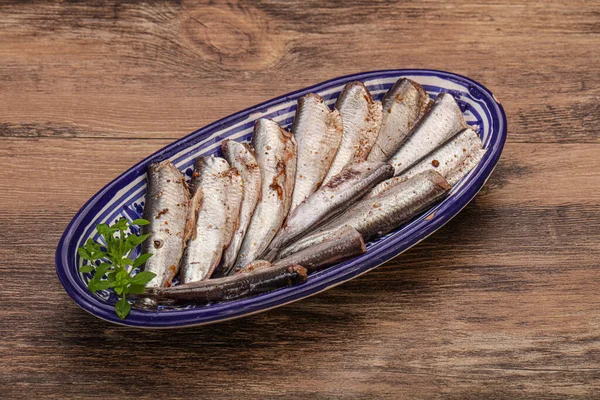 Anchovies Hal Snack Tálban Tálalva Bazsalikom Levelek — Stock Fotó