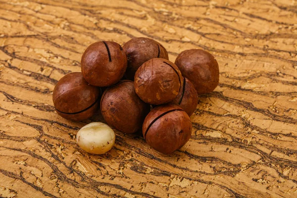 Montón Nuez Macadamia Primer Plano Marrón Sobre Fondo — Foto de Stock