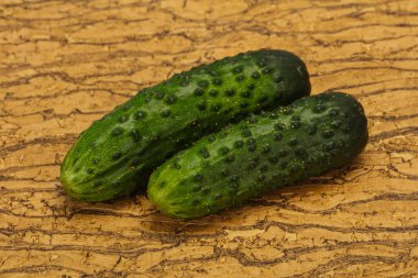 Taze taze iki salatalık vejetaryen için hazır.