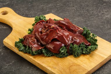 Pişirmek için çiğ tavuk ciğeri.