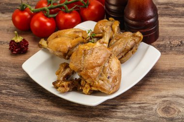 Tatlı ve baharatlı soslu tavşan yahnisi.