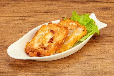 Ekmeğin içinde kızarmış morina balığı