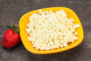 Beslenme yiyeceği - kasede tahıl süzme peynir