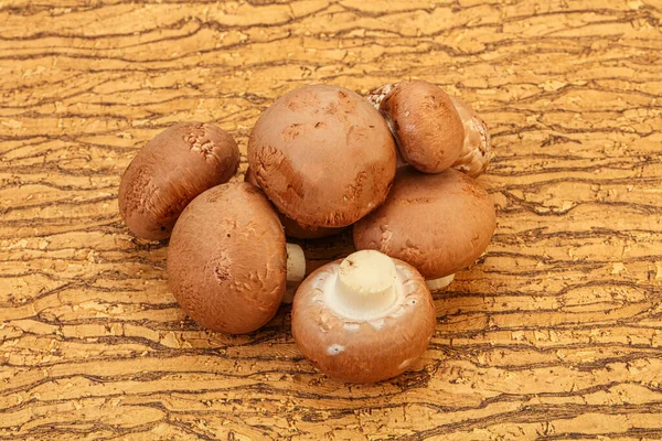 Leckere Rohe Braune Champignons Über Dem Hintergrund — Stockfoto