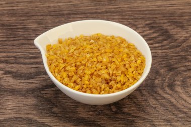 Vejetaryen mutfağı. Kasede pişirmek için kuru bulgur.