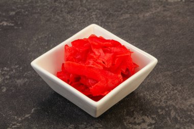 Asya mutfağı terbiye edilmiş zencefil kökü kasede.