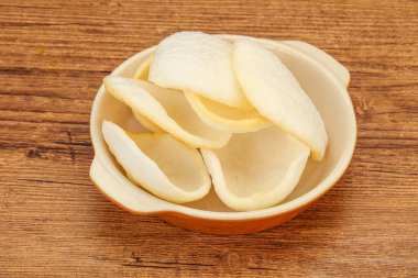 Asya usülü - kâsede ev yapımı karides cipsi