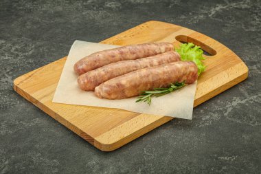 Biberiyeli ızgara için çiğ domuz eti sosisi.