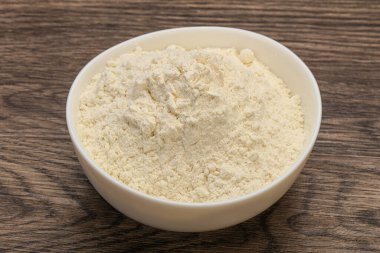 Buğday unu kasede yemek pişirmek için.