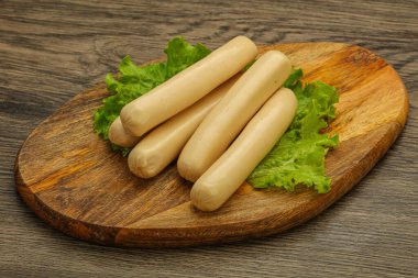 Salata yapraklı tavuk beyaz sosisi.