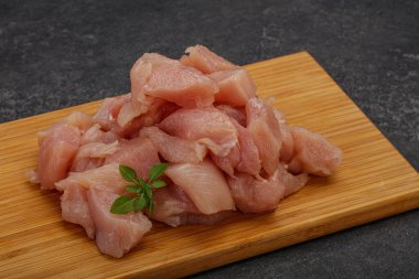 Pişirmek için çiğ tavuk göğsü.