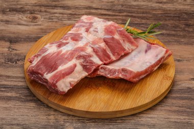 Çiğ domuz kaburgası pişirmek için biberiye servis edilir.