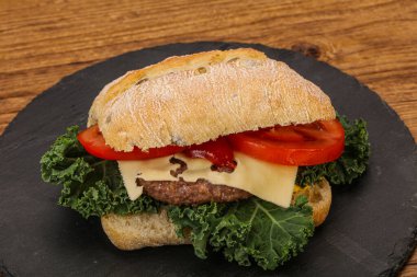 İtalyan ciabatta ekmeği ve hamburger pirzolası.