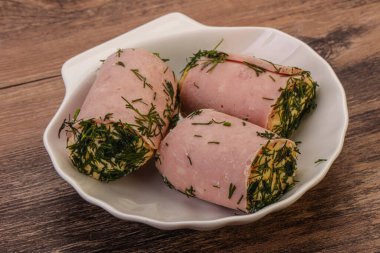 Peynirli ve sarımsaklı jambonlu sandviç.