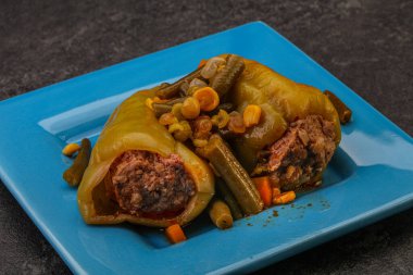 Doldurulmuş dolma dolma biber, et ve pilav.