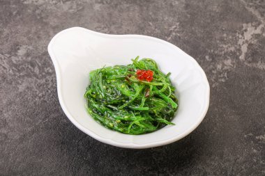 Kasede kırmızı havyar servis edilen geleneksel Asya chukka salatası.