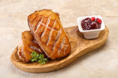 Kızarmış ördek göğsü ve çilek sosu. 