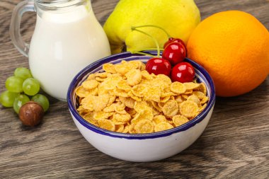 Mısır gevreği, meyve ve sütle kahvaltı