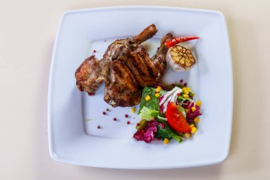 Tavuk budu ve salata karışımı.