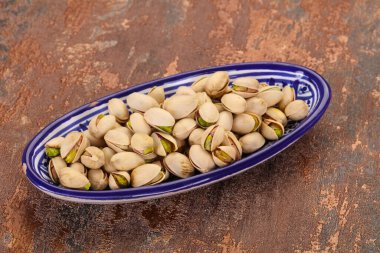 Fıstık ezmesi kabın içinde.