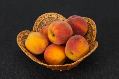 Tahta sepetteki olgun şeftali yığını