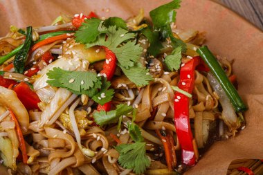 Asya mutfağı - Sebze ve baharatlı kızarmış şehriye