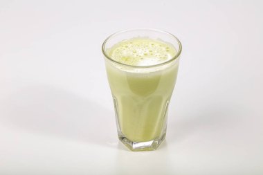 Bardakta taze yeşil elma suyu var.