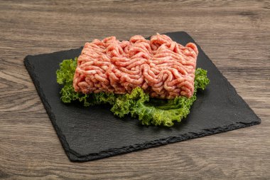 Pişirmek için çiğ domuz kıyması.