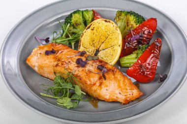 Kızarmış somon fileto biftek ve sebze.