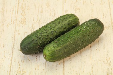 Arka planda iki salatalık var.