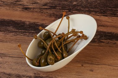 Lezzetli kapari meyveleri kasede 