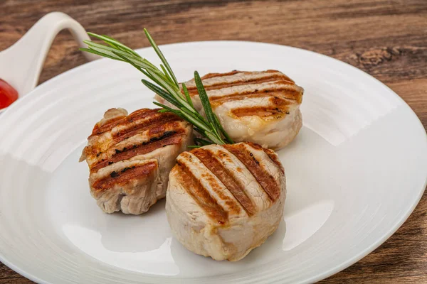 Medaglione Maiale Grigliato Con Salsa Pomodoro Servito Rosmarino — Foto Stock