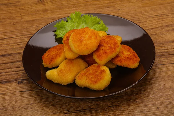 Gebratene Leckere Chicken Nuggets Serviert Salatblätter — Stockfoto