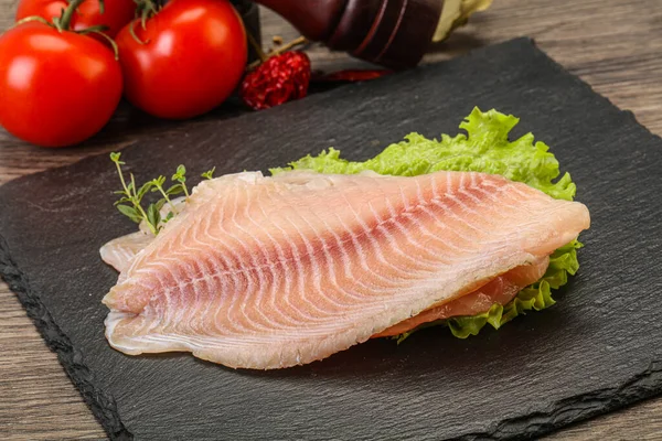 Pişirmek için çiğ tilapia balığı filetosu.