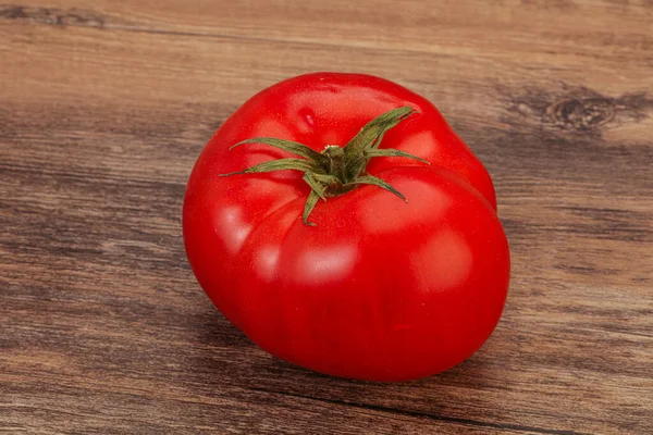Reife Leckere Rote Große Tomate Über Dem Hintergrund — Stockfoto