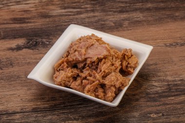 Salata için konserve ton balığı filetosu.