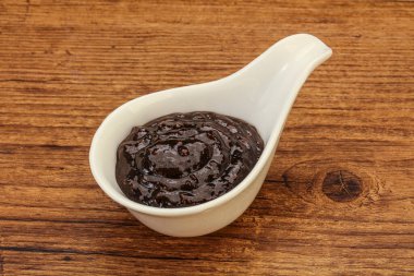 Kasede acı biber sosu var.