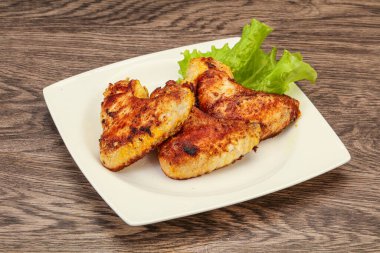 Baharatlı ve otlu kızarmış tavuk kanadı.