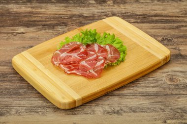 Lezzetli tütsülenmiş domuz budu.