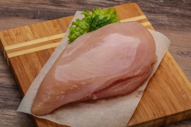 Pişirmek için çiğ tavuk göğsü.