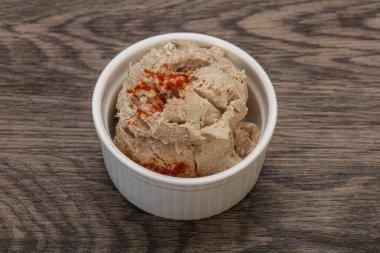 Kavanozda baharatlı ringa yağı var.