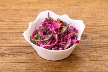 Bitki ve baharatlı kırmızı lahana turşusu