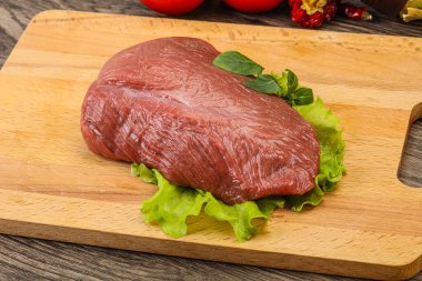 Pişirmek için çiğ et parçası.