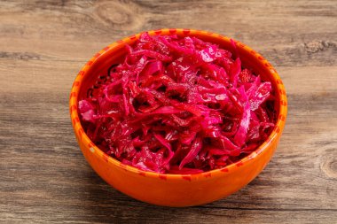 Kasede pancar kökü olan marine edilmiş kırmızı lahana.