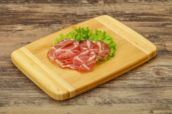 Lezzetli tütsülenmiş domuz budu.