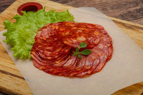 Tradizionali Salsicce Maiale Chorizo Servite Con Foglie Basilico — Foto Stock